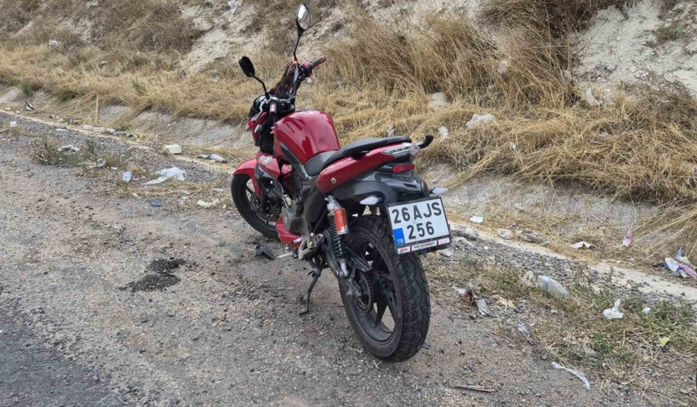 Eskişehir’de tekeri kilitlenen motosikletten düşen sürücü yaralandı