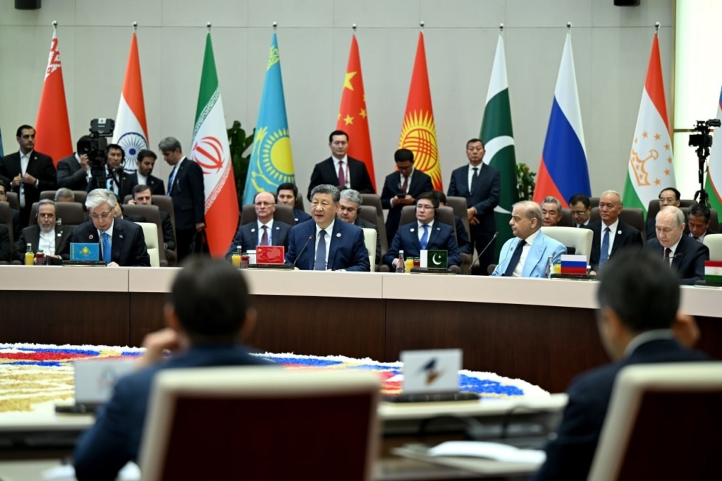 Özbekistan Cumhurbaşkanı Mirziyoyev: "Bölgesel projelerin birbiriyle rekabet etmediği, tersine birbirini tamamladığı çok kutupluluğu destekliyoruz"