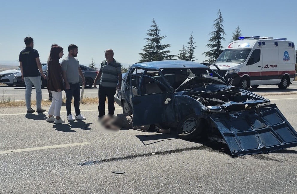 Eskişehir’de 2 araç çarpıştı: 1’i bebek, 1’i çocuk 6 yaralı