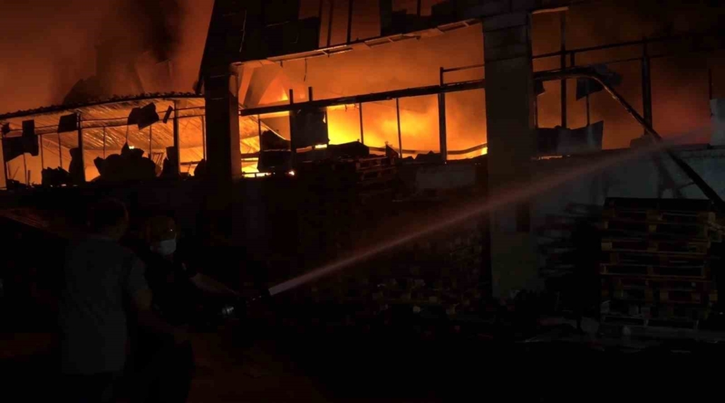 Eskişehir’de sanayi sitesindeki yangın kontrol altına alınmaya çalışılıyor