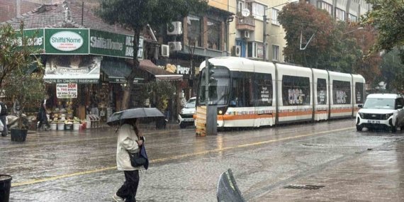 Eskişehir’de sağanak yağış kent merkezinde etkili oldu