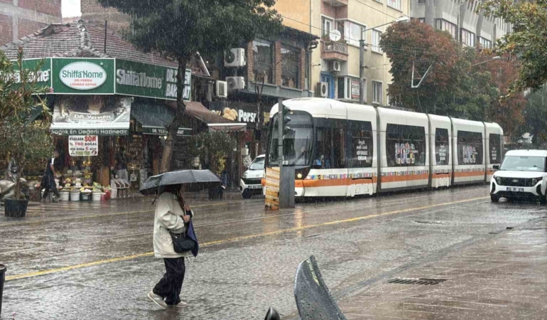 Eskişehir’de sağanak yağış kent merkezinde etkili oldu