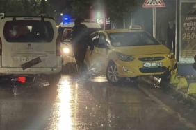 Eskişehir’de taksi ile panelvan çarpıştı: 3 yaralı