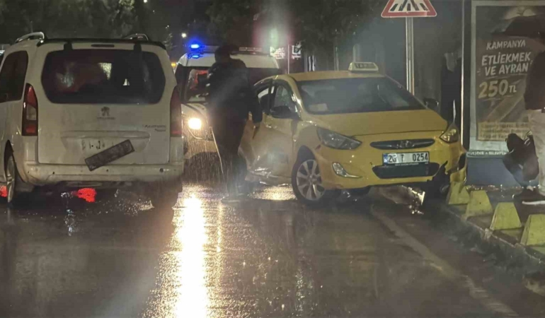Eskişehir’de kaygan yolda taksi ile panelvan çarpıştı: 3 yaralı