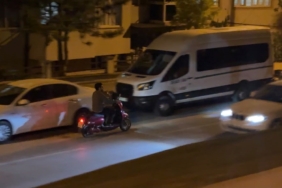 Ters yönde ilerleyen motosikletli hem kendini hem trafiği tehlikeye attı