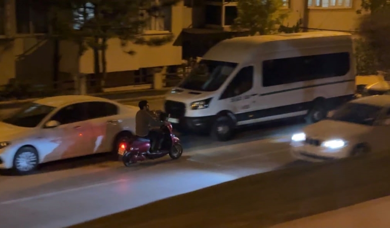 Eskişehir’de kasksız motosikletli ters yönde uzun süre ilerledi