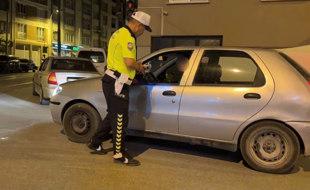 2 ay önce alkolden ehliyetine el koyan polise yeniden yakalandı