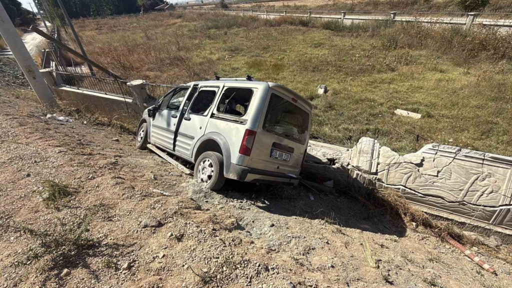 Eskişehir’de virajı alamayan araç refüje devrildi: 1’i ağır 3 yaralı