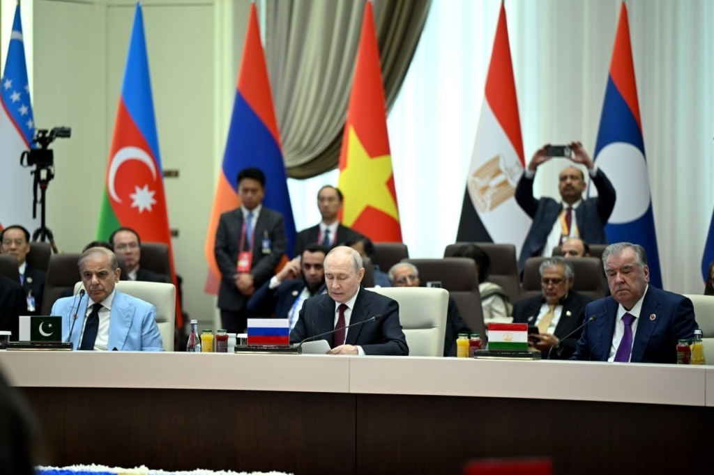 Özbekistan Cumhurbaşkanı Mirziyoyev: "Bölgesel projelerin birbiriyle rekabet etmediği, tersine birbirini tamamladığı çok kutupluluğu destekliyoruz"