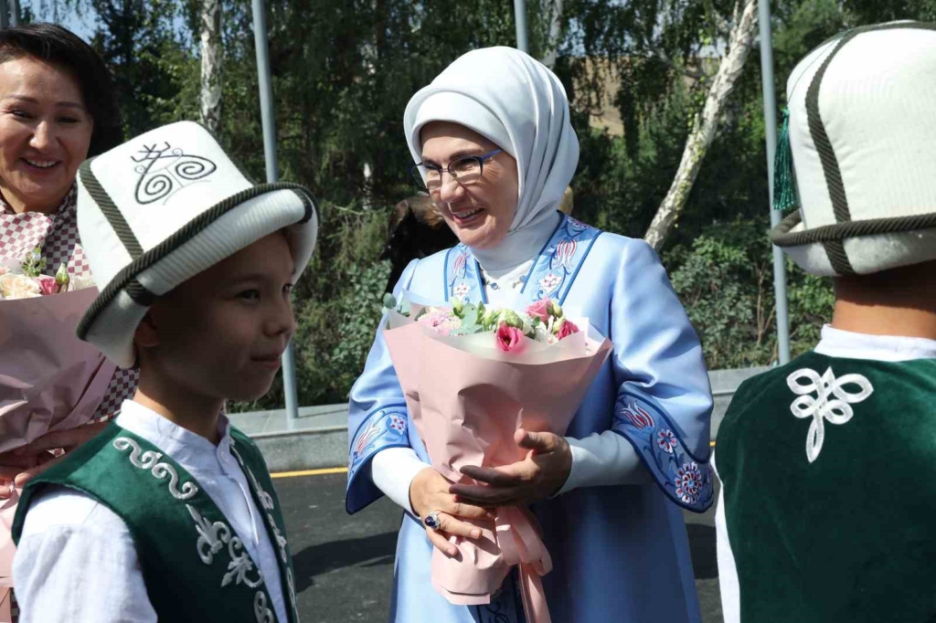 Emine Erdoğan, Kırgızistan’da lider eşleriyle bir araya geldi