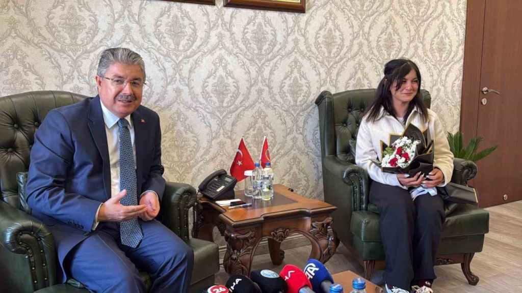 Yerde bulduğu Türk bayrağını kaldıran kurye valilikte ağırlandı