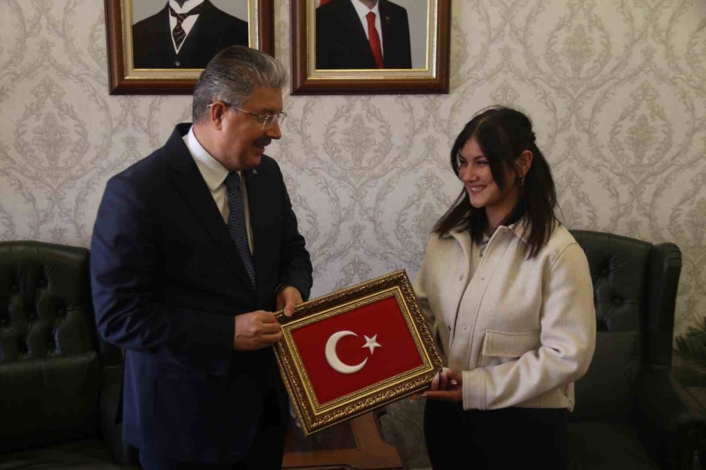 Yerde bulduğu Türk bayrağını kaldıran kurye valilikte ağırlandı