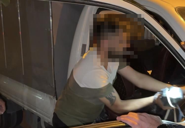 Kamyonetten atlayan kadın ağır yaralandı: Eşi sigaralarını almanın derdine düştü