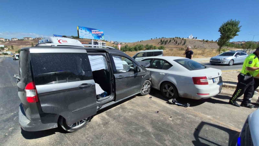 Eskişehir’de hafif ticari araç ile otomobil çarpıştı: 3’ü çocuk 7 yaralı