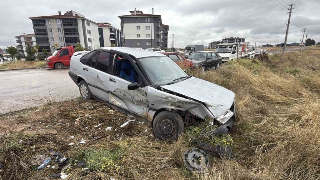 Otomobiline çarpıp kaçanlara seslenen galerici: "Gelsin zararımızı karşılasın"
