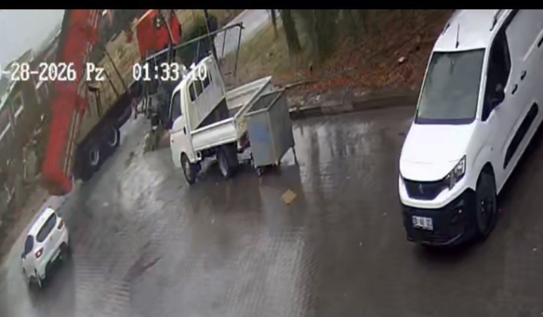 Eskişehir’de açık damperli kamyon sanayi sitesi kapısını yıktı