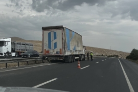 Sivrihisar’da tır bariyerlere çarptı: Şans eseri yaralanan olmadı