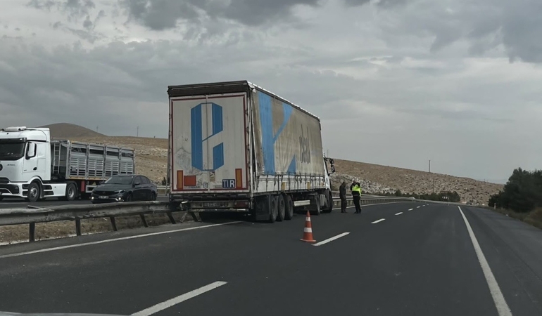 Sivrihisar’da kontrolden çıkan tır bariyerlere çarptı, yaralı yok