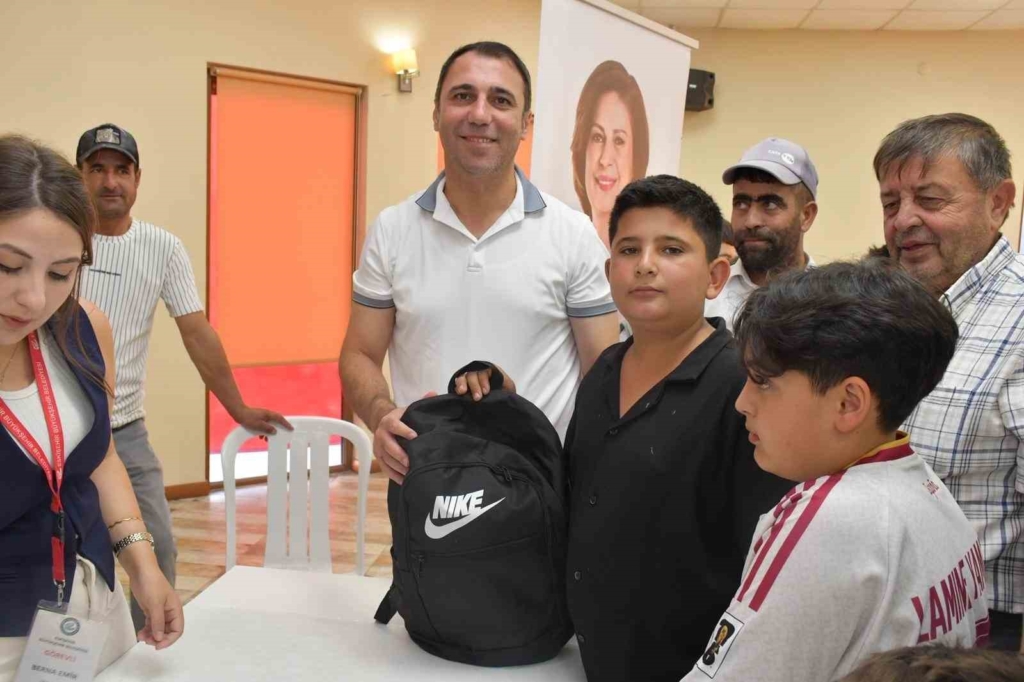 Büyükşehir Belediyesi’nden Beylikova’daki ilköğretim öğrencilerine çanta ve kırtasiye desteği