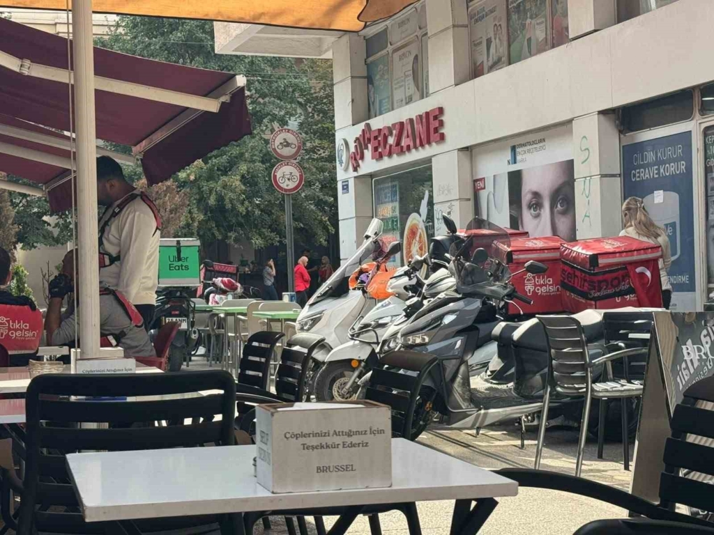 Trafiğe kapalı motosikler parkına açık sokak