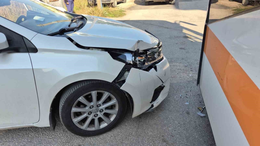 Eskişehir’de belediye otobüsü ile otomobil çarpıştı: 2 öğrenci yaralandı