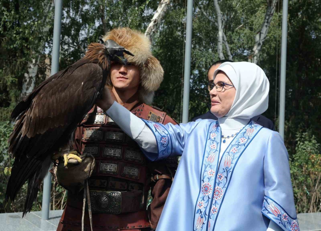 Emine Erdoğan, Kırgızistan’da lider eşleriyle bir araya geldi