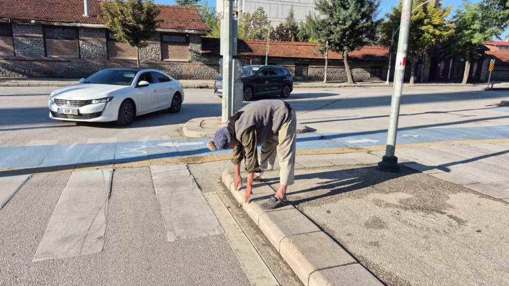 Sokak ortasında uzak doğu dövüş sanatı hareketleri yapan yaşlı adam