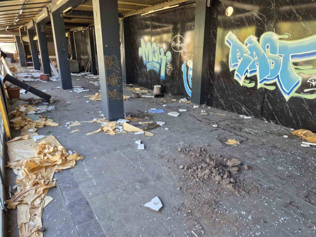 Zübeyde Hanım Bulvarı’ndaki atıl işletmeye zarar verildi