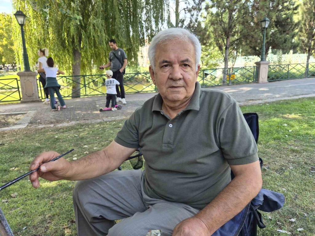 Sadece sergileri gezip resimleri inceleyerek ressam oldu