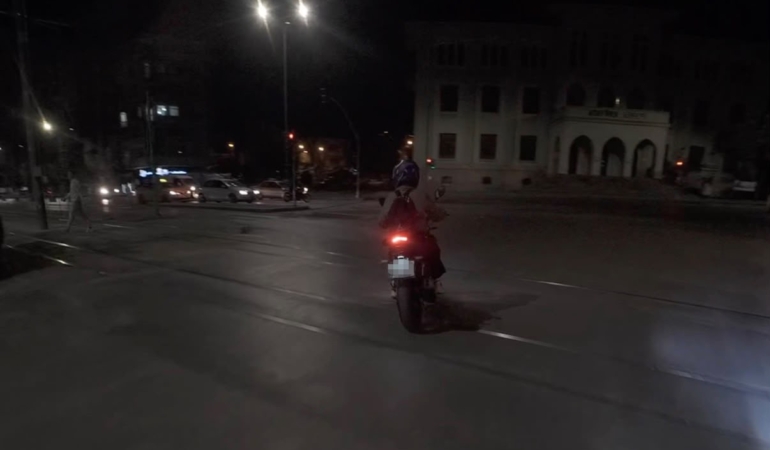 Eskişehir’de ters yöne giren motosikletlinin anları kamerada