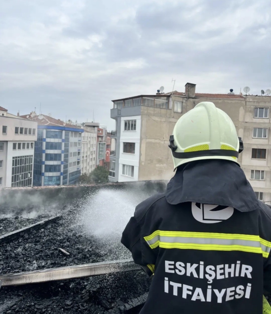 Eskişehir’de giyim mağazasının çatısında yangın çıktı