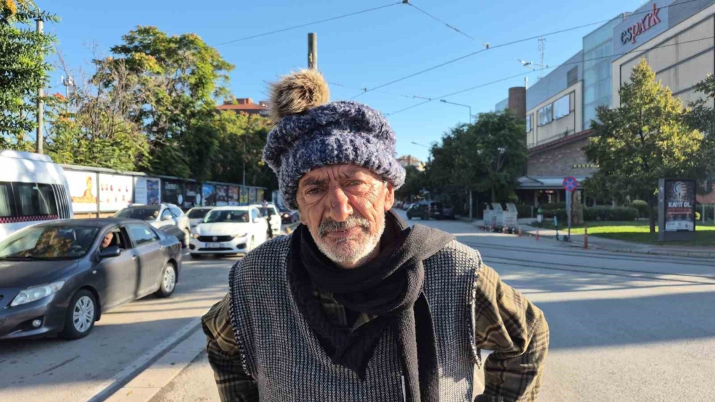 Sokak ortasında uzak doğu dövüş sanatı hareketleri yapan yaşlı adam