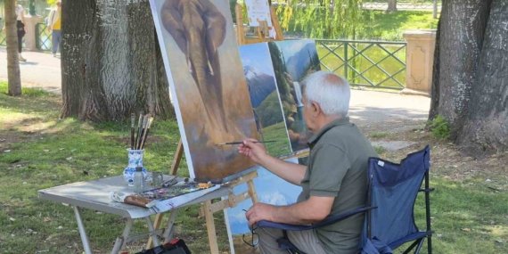 Sadece sergileri gezip resimleri inceleyerek ressam oldu