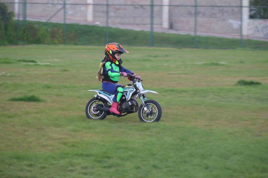 Minik İkra motosiklet ile tepeleri aşıyor, Zayn ile yarışmak istiyor