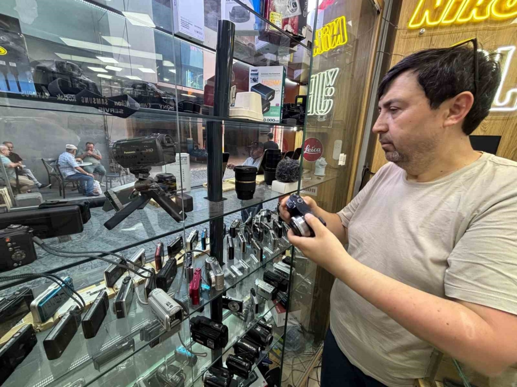 Akıllı telefonların yapaylığından kaçıp kompakt fotoğraf makinelerine yöneldiler