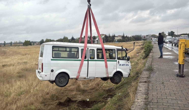 Eskişehir’de kavşakta çarpışan minibüs tarlaya uçtu: 1 yaralı