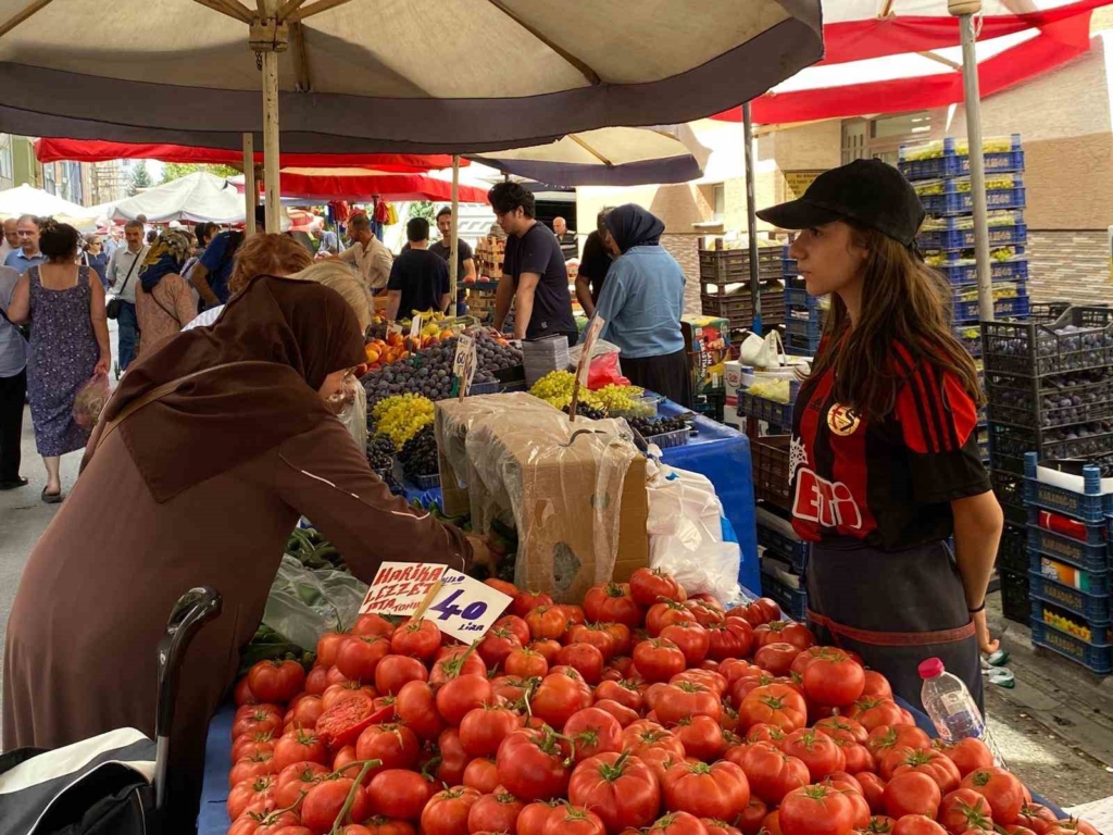 Eskişehir’de 14 yaşındaki Azra, yaz tatilini pazarcılık yaparak değerlendiriyor