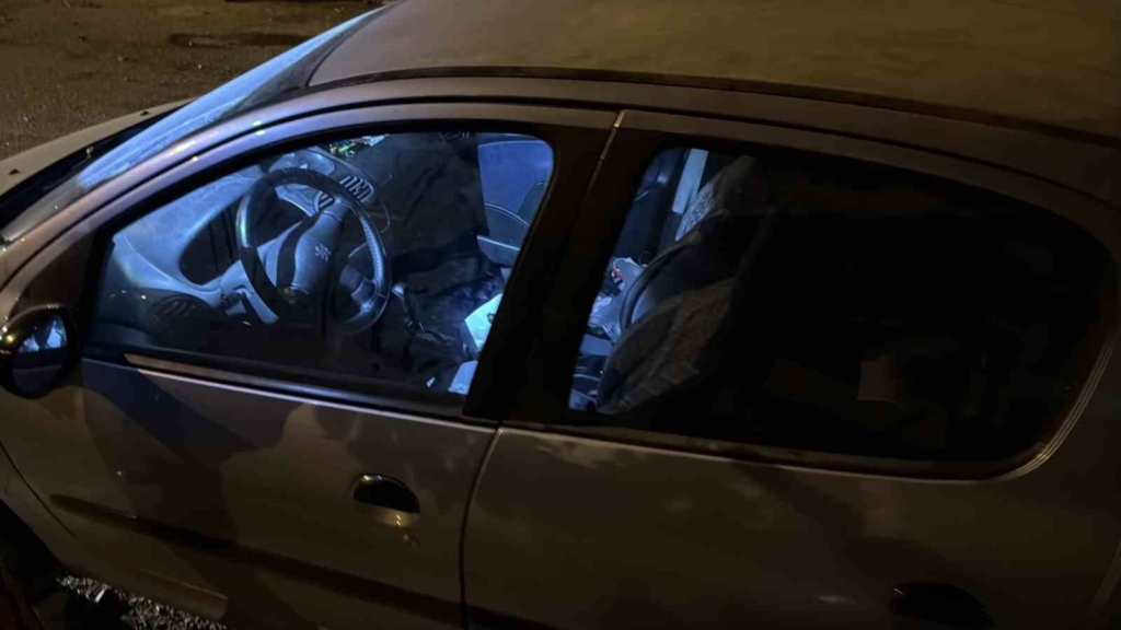 Polisin incelediği araç ve 2 şahıstan satışa hazır uyuşturucu ele geçirildi