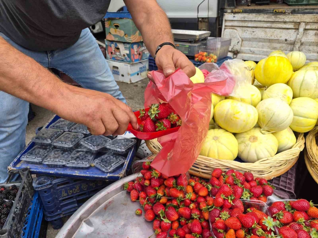 Sonbahar geldi ama pazar tezgahları yazdan kalma
