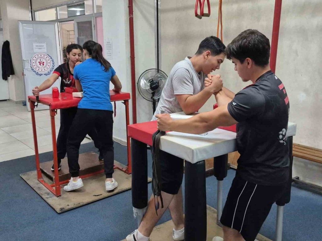 Eskişehir’de Gaziler Günü dolayısıyla bilek güreşi turnuvası yapıldı