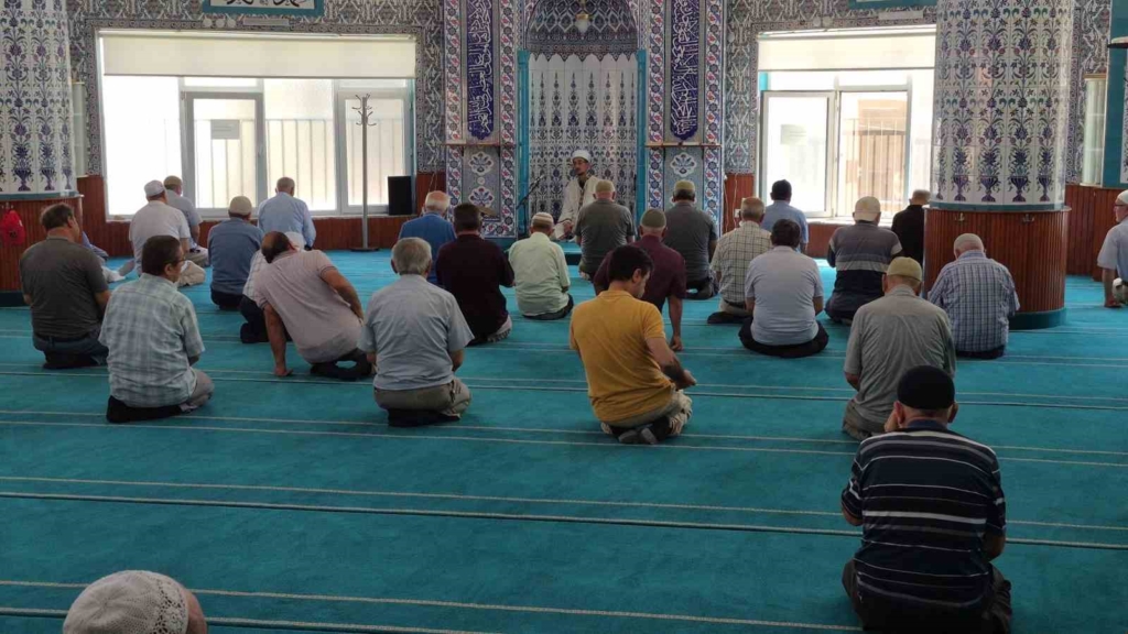 Konuşurken kekeleyen vekil imam hatip, Kur’an-ı Kerim’i ve duaları takılmadan okuyor