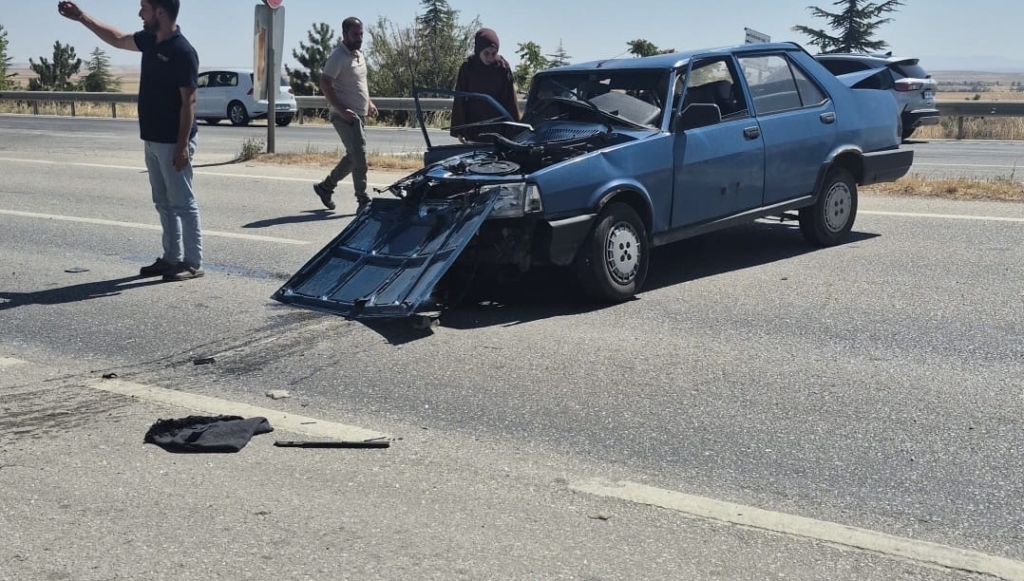 Eskişehir’de 2 araç çarpıştı: 1’i bebek, 1’i çocuk 6 yaralı