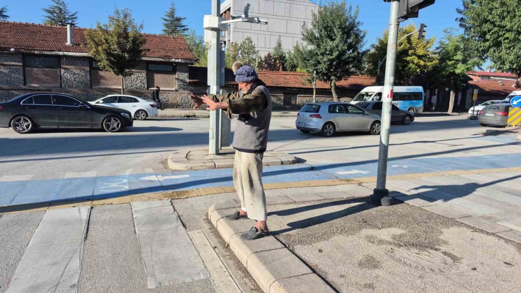 Sokak ortasında uzak doğu dövüş sanatı hareketleri yapan yaşlı adam