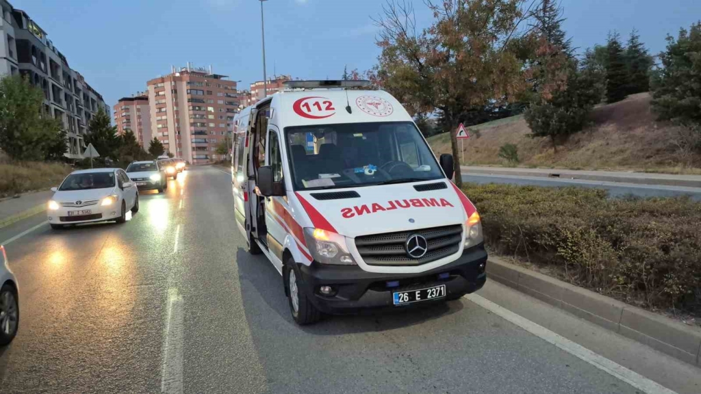 Kontrolden çıkan otomobil aydınlatma direğine çarptı, sürücü yaralandı
