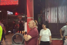 Alevlere teslim olan iş yerlerini gözyaşlarıyla izledi