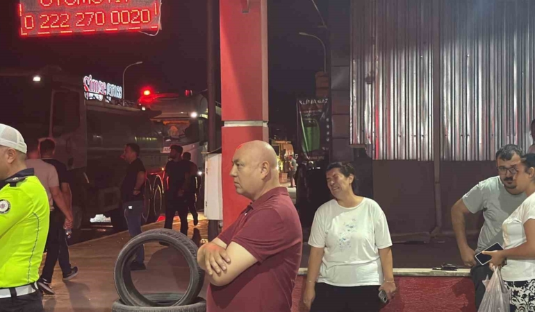 Eskişehir’de Sanayi Sitesindeki Yangın Gözyaşlarıyla İzlendi