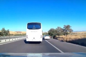 Güvenlik şeridini ihlal edip makas atan otomobil trafiği tehlikeye düşürdü