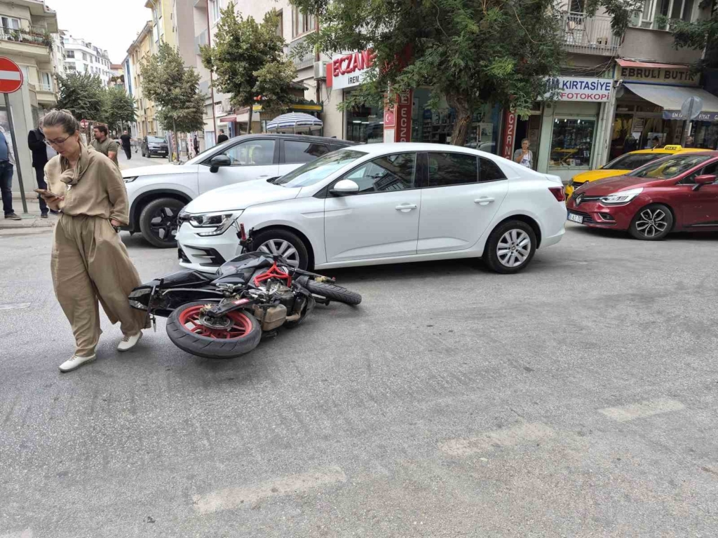 Eskişehir’de otomobille motosiklet çarpıştı