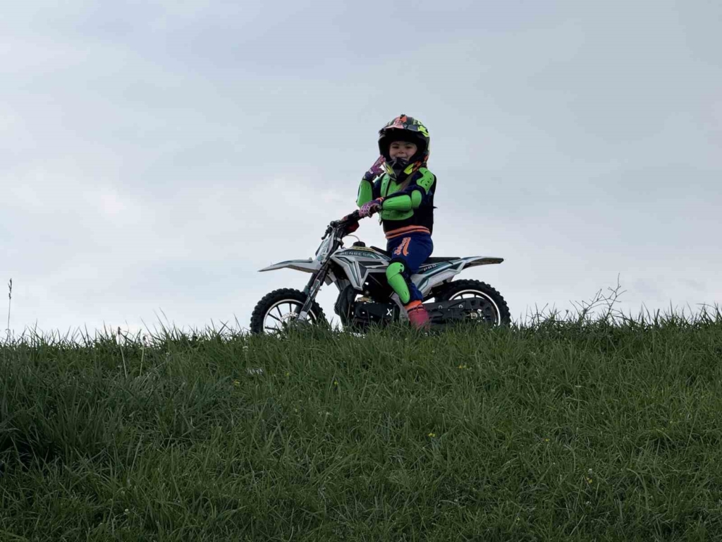 Minik İkra motosiklet ile tepeleri aşıyor, Zayn ile yarışmak istiyor