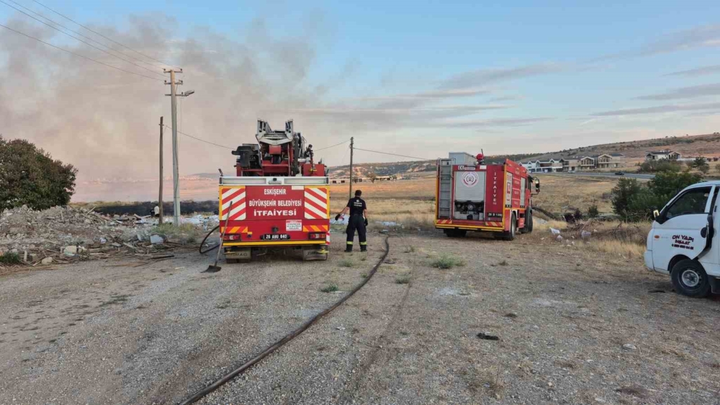 Eskişehir’de otluk alanda çıkan yangın paniğe sebep oldu